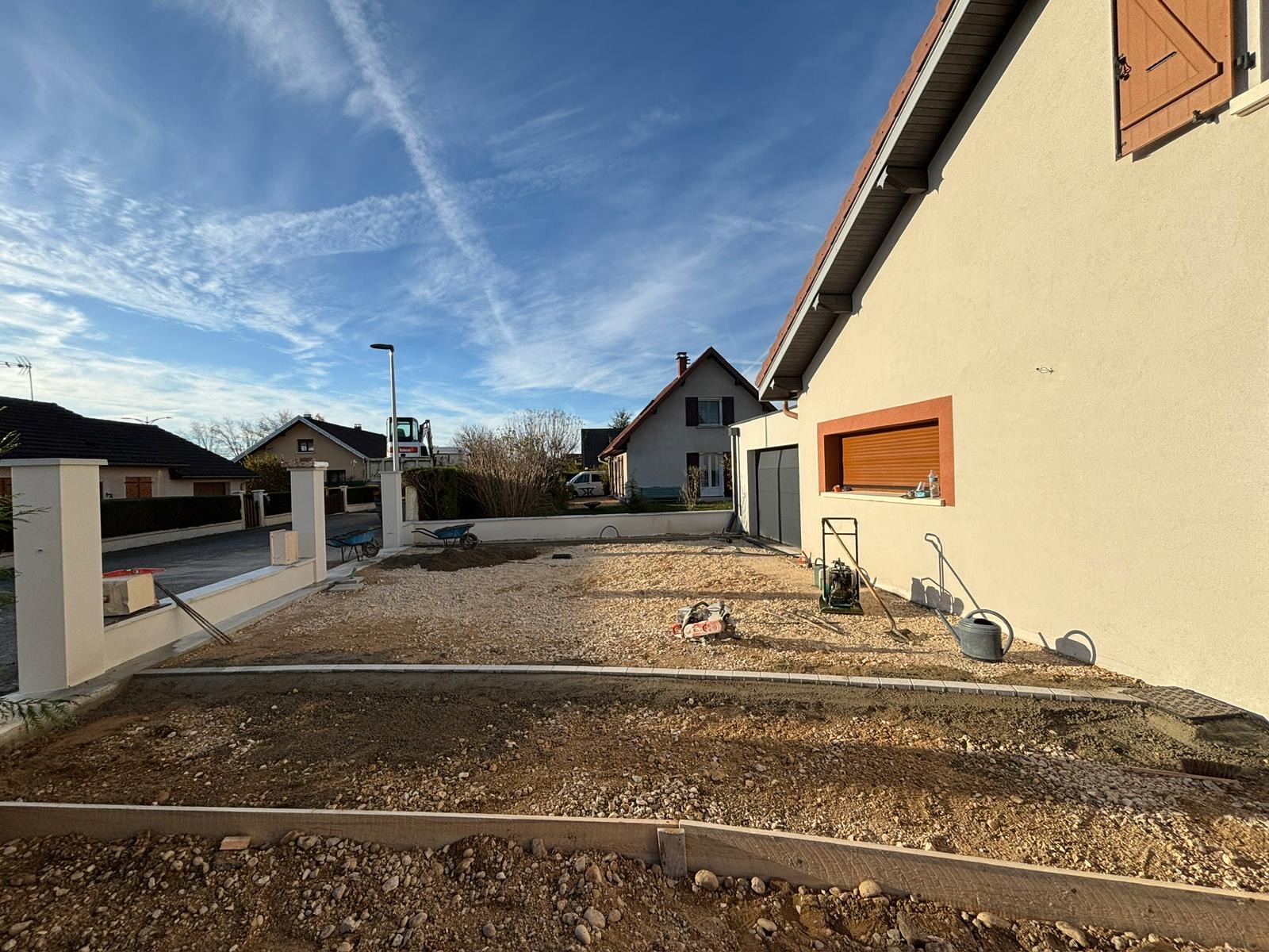 Préparation manuelle du terrain avant pose