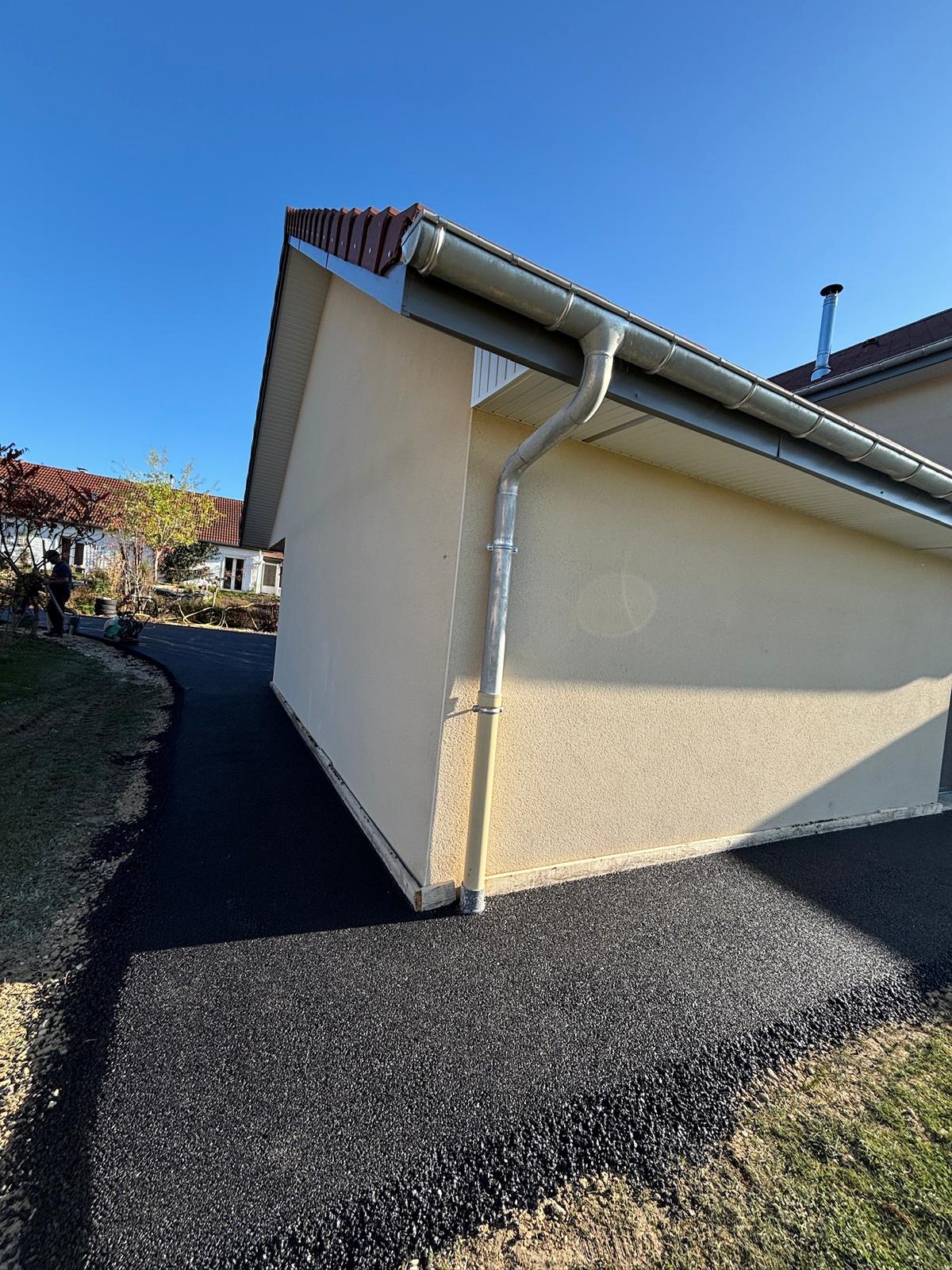 Cour résidentielle en enrobé HCE