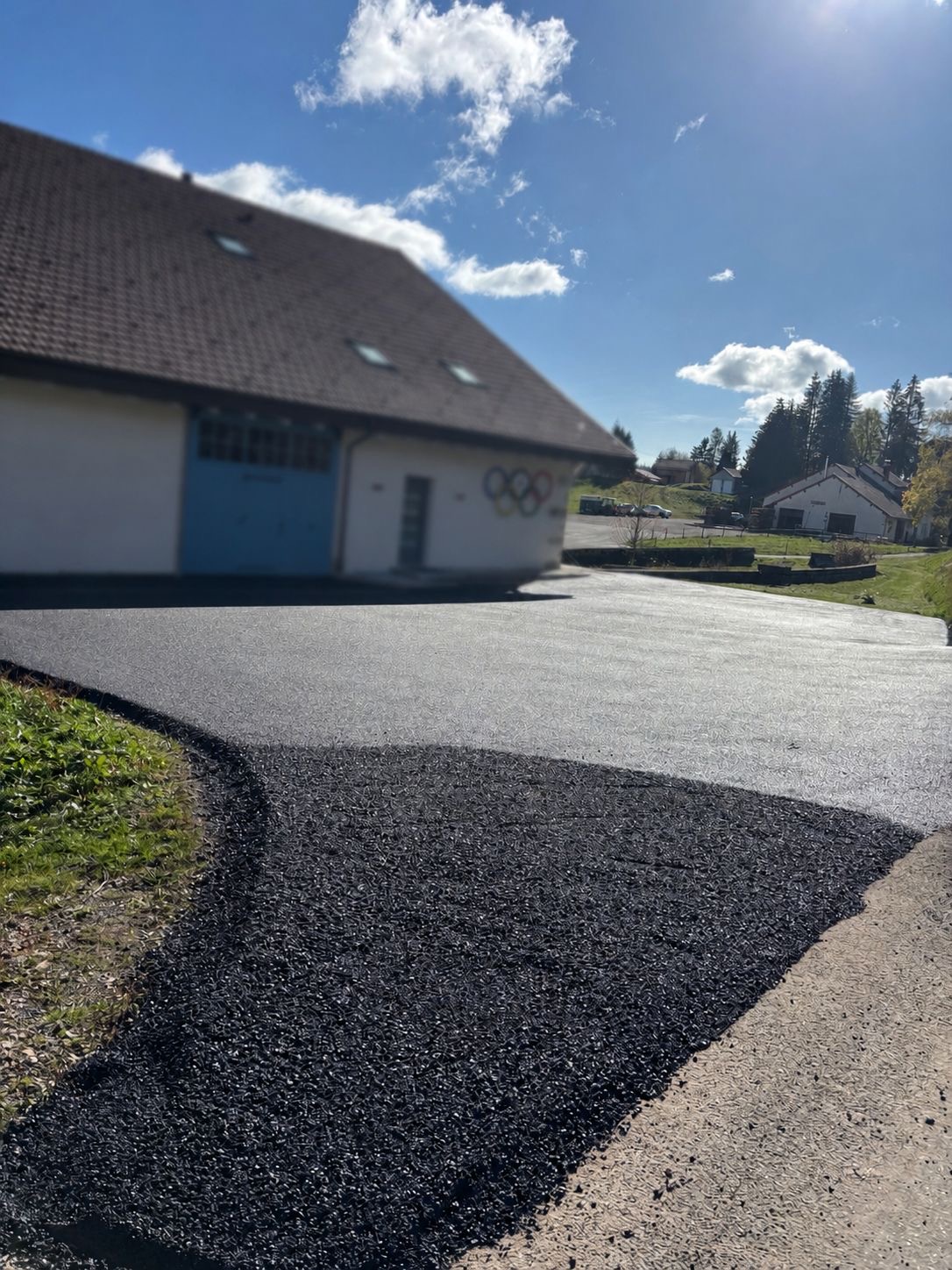 Cour résidentielle en enrobé HCE