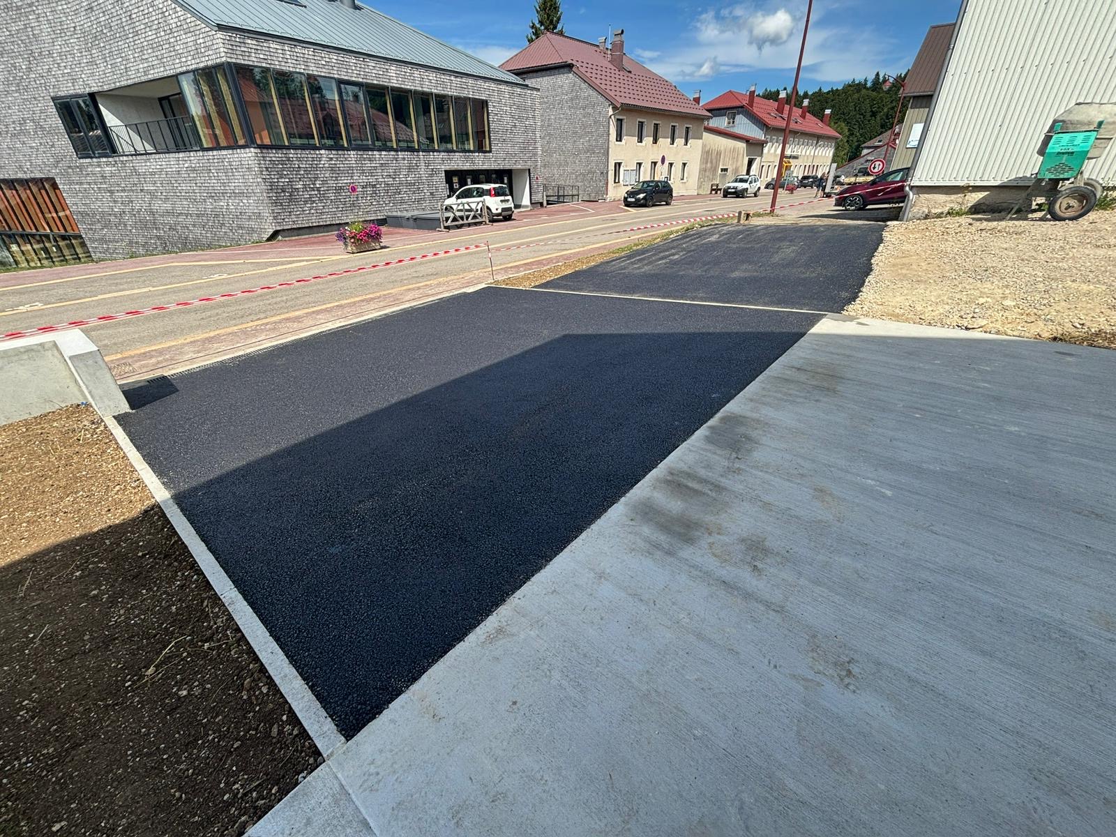 Parking enrobé devant bâtiment commercial